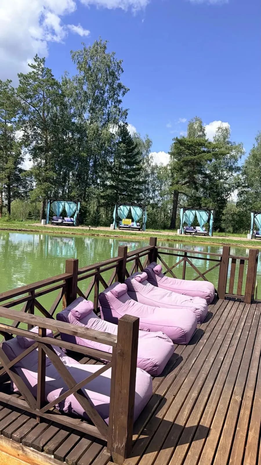 Плавучая зона отдыха на термальном озере