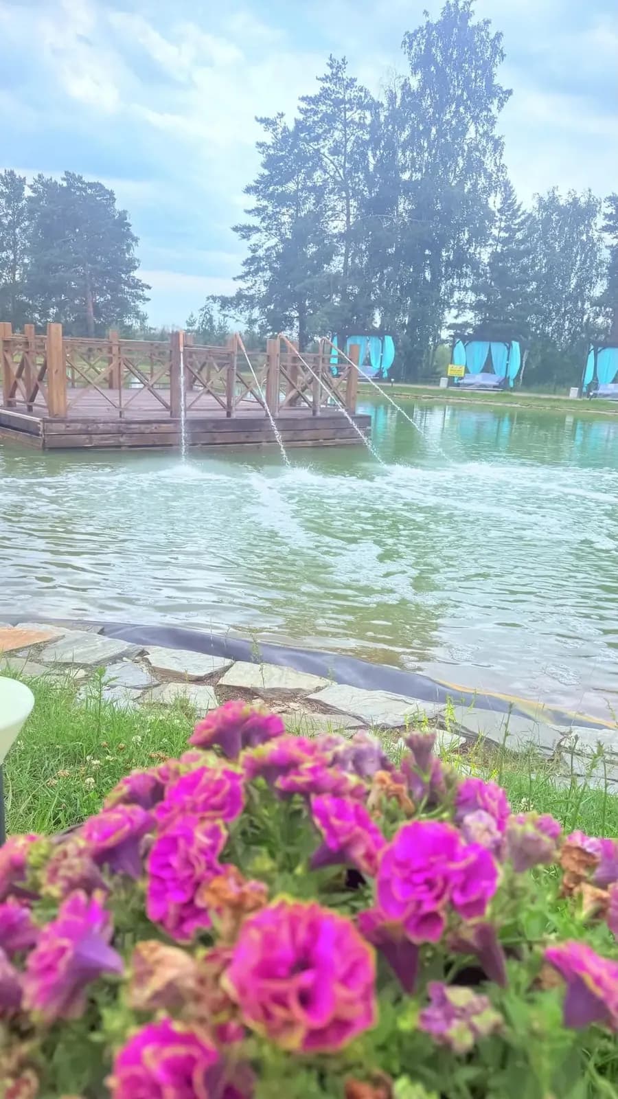 Термальное озеро и цветы