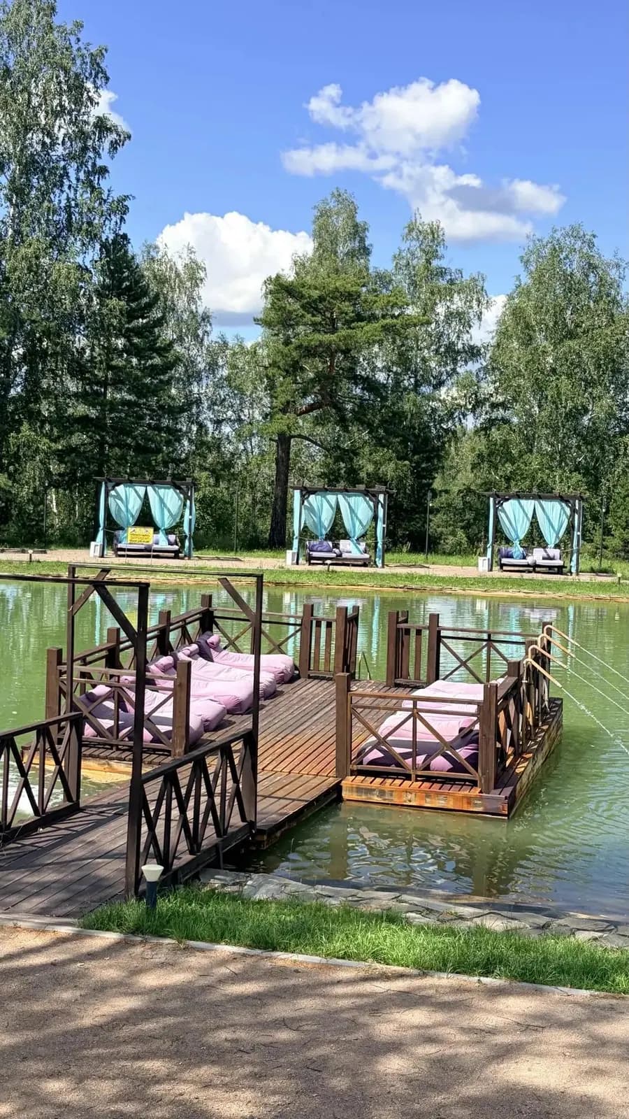 Термальное озеро и пляжные беседки
