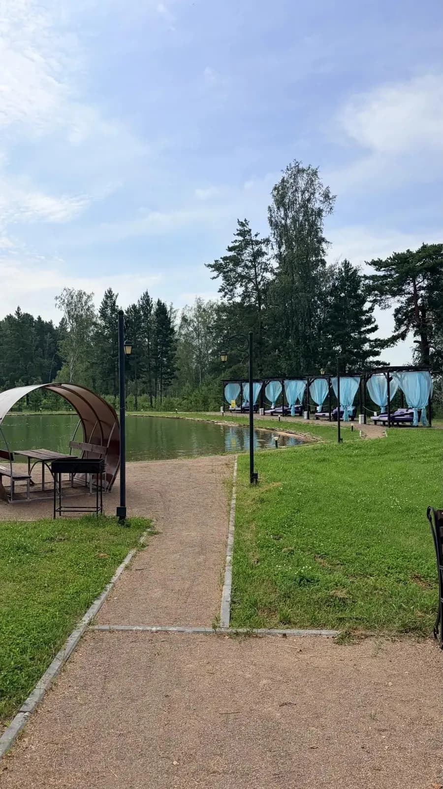 Прогулочная дорожка у термального озера