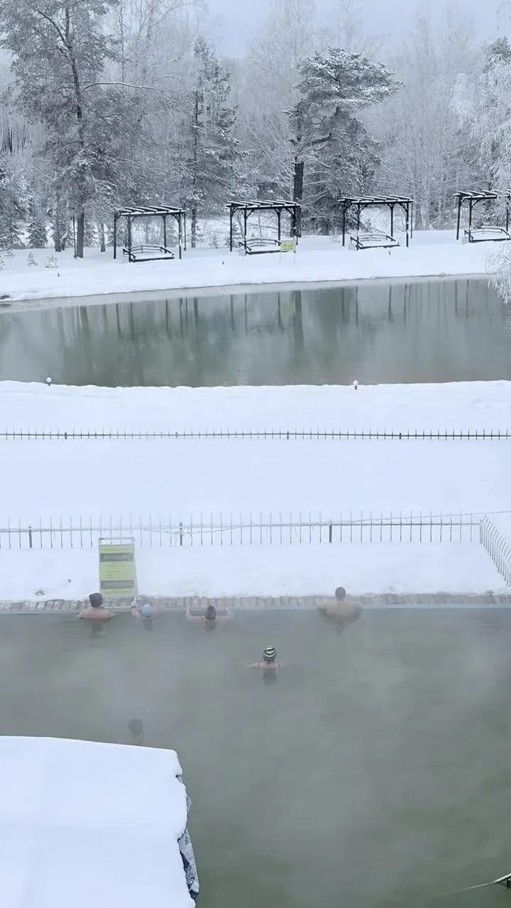 Зимнее купание в открытом термальном бассейне
